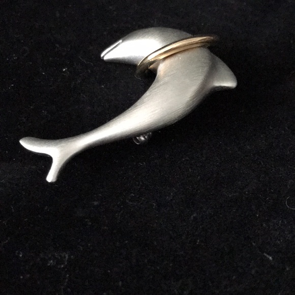 VINTAGE LADY REMINGTON GOLD AND SILVER TONE DOLPHIN BROOCH - Picture 3 of 9